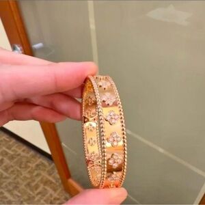 7 Diamonds Gold Bracelet with Crystal Details